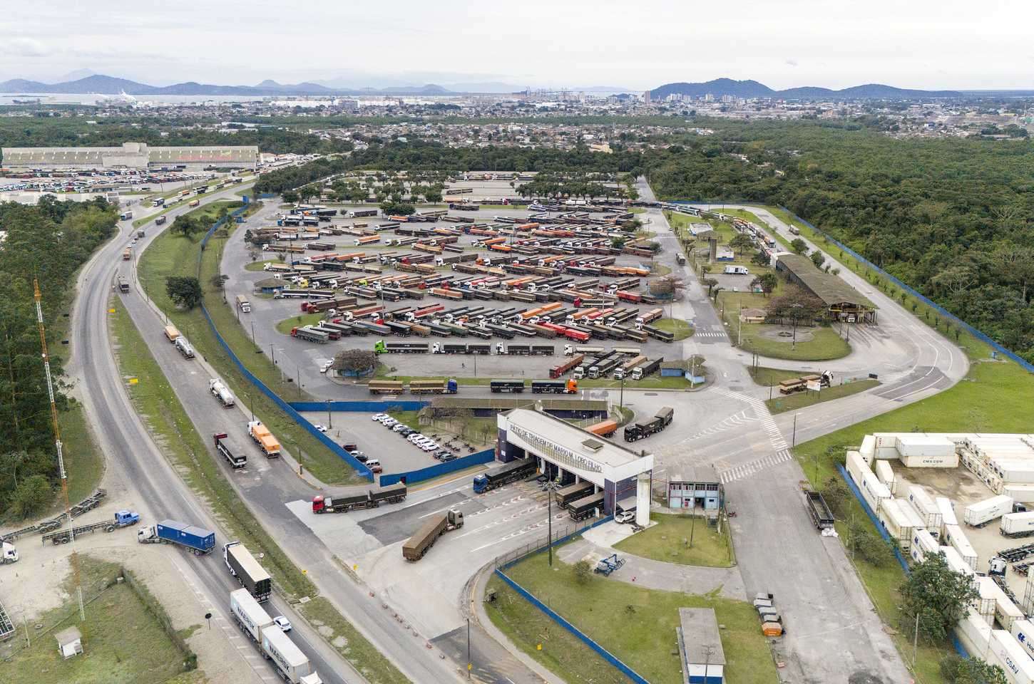 Pátio de triagem de Paranaguá bate recorde com mais de 500 mil caminhões em 2025