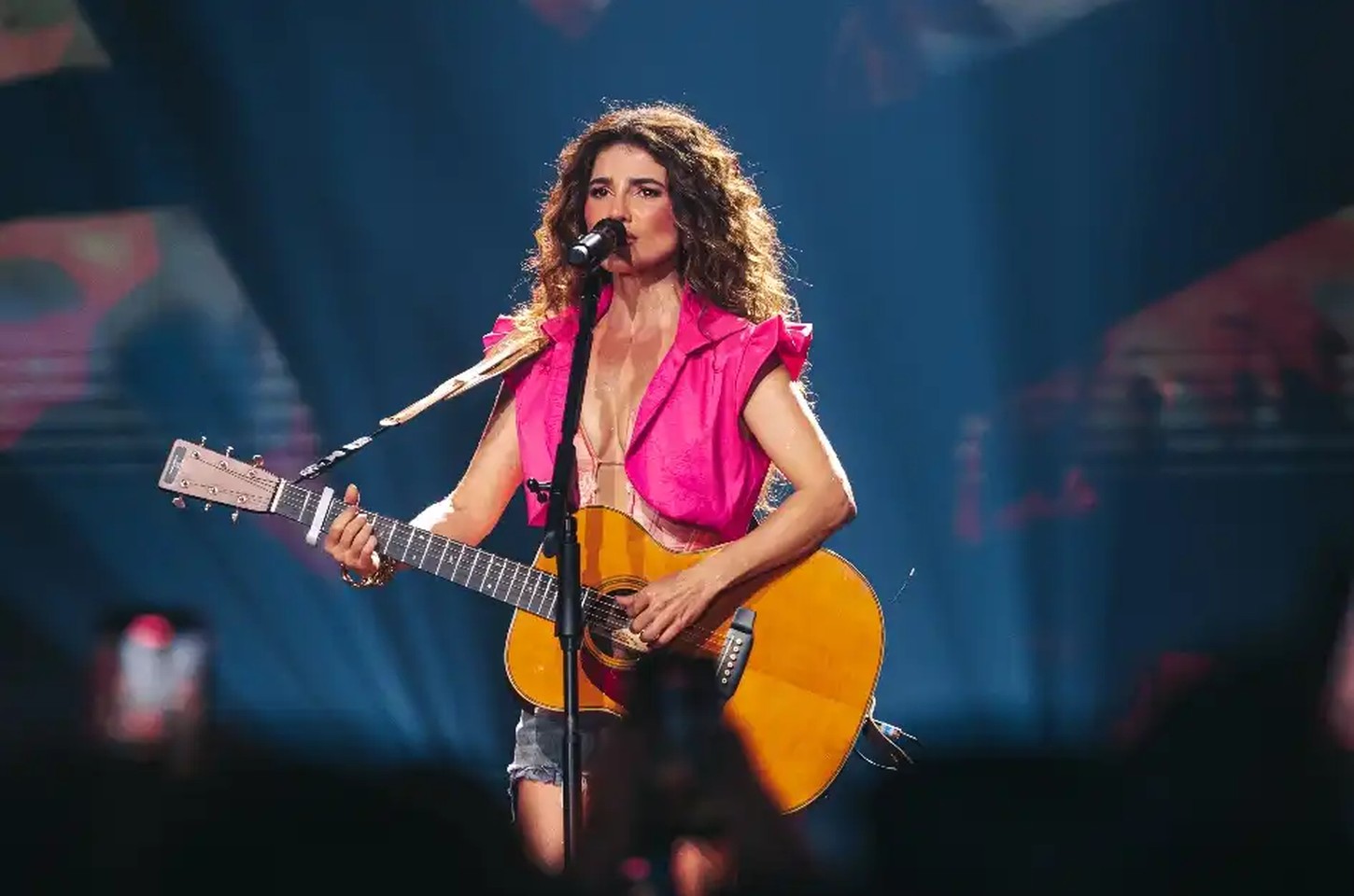 Paula Fernandes grava DVD em SP com convidados e releituras de rock