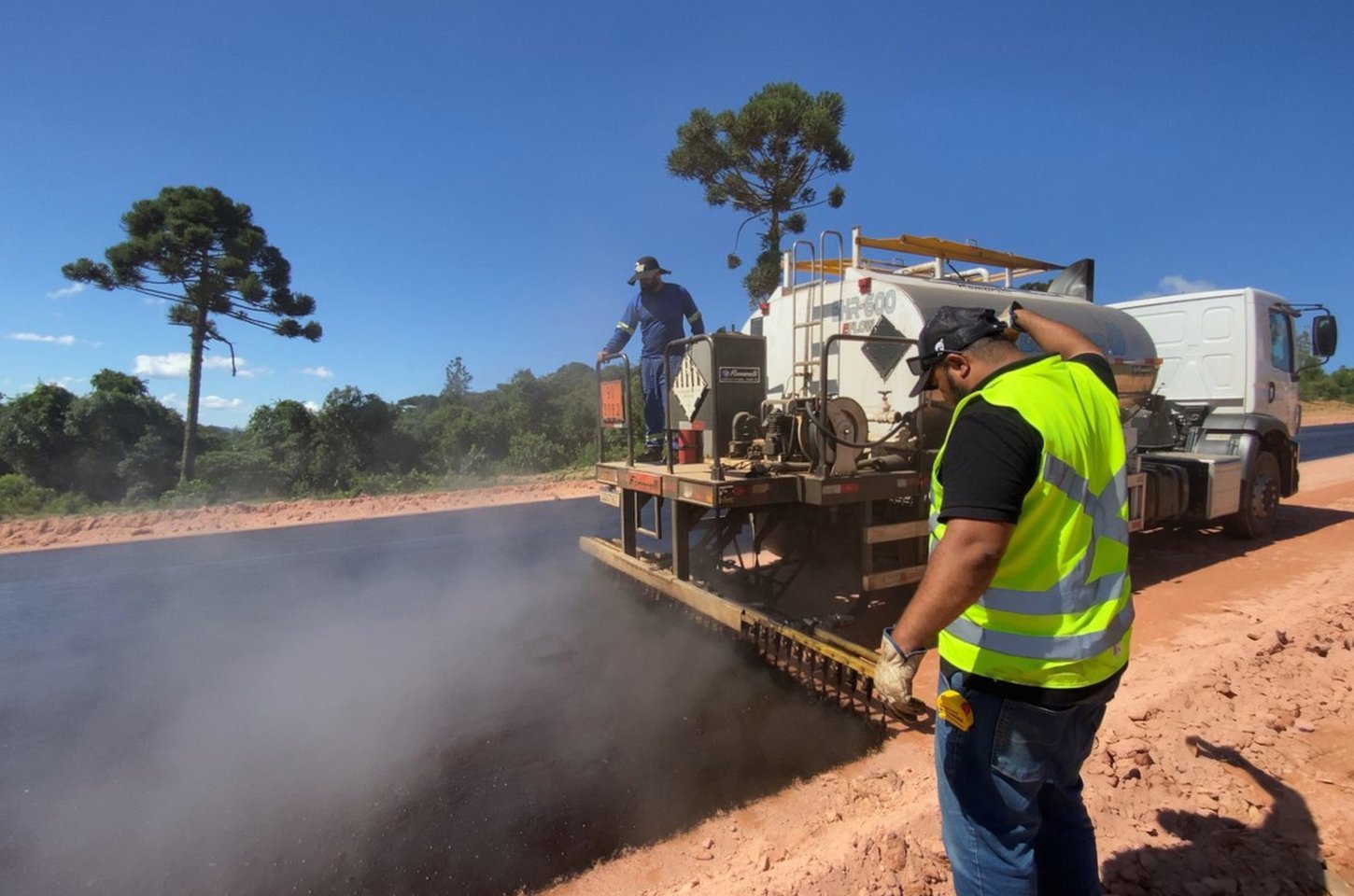 Pavimentação da PR-092 em Doutor Ulysses avança com técnica de solo-cimento