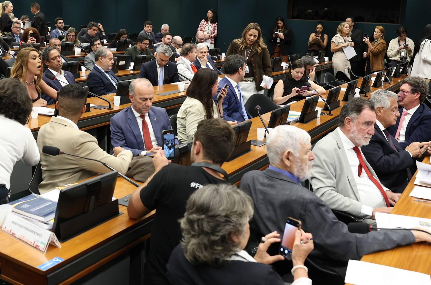 Pedido de vista adia votação sobre fim da escala 6x1 na Câmara