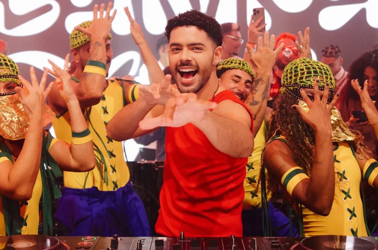 Pedro Sampaio remixa hino da Copa de 2026 para a Coca-Cola