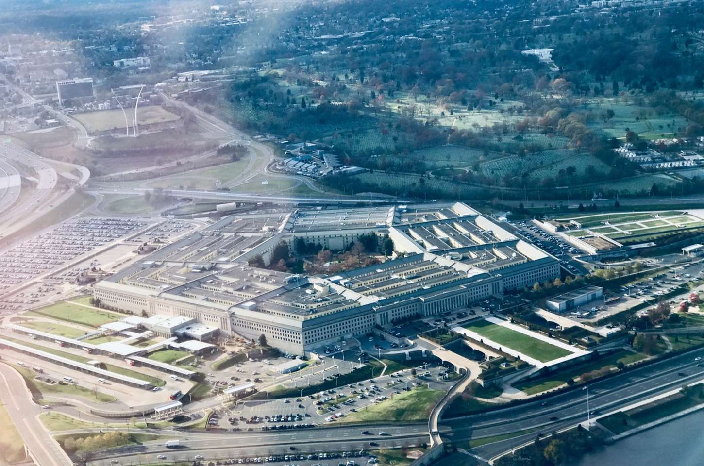 Pentágono firma acordos com Nvidia, Microsoft, AWS e Reflection AI para uso militar de IA