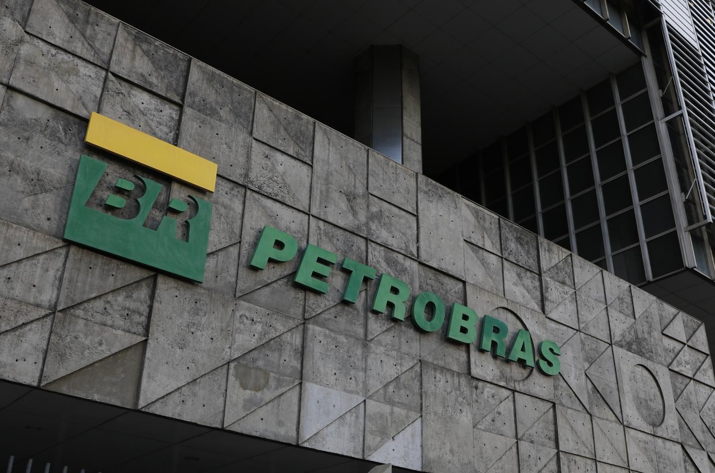 Petrobras abre 150 vagas de estágio com cota para mulheres e negros