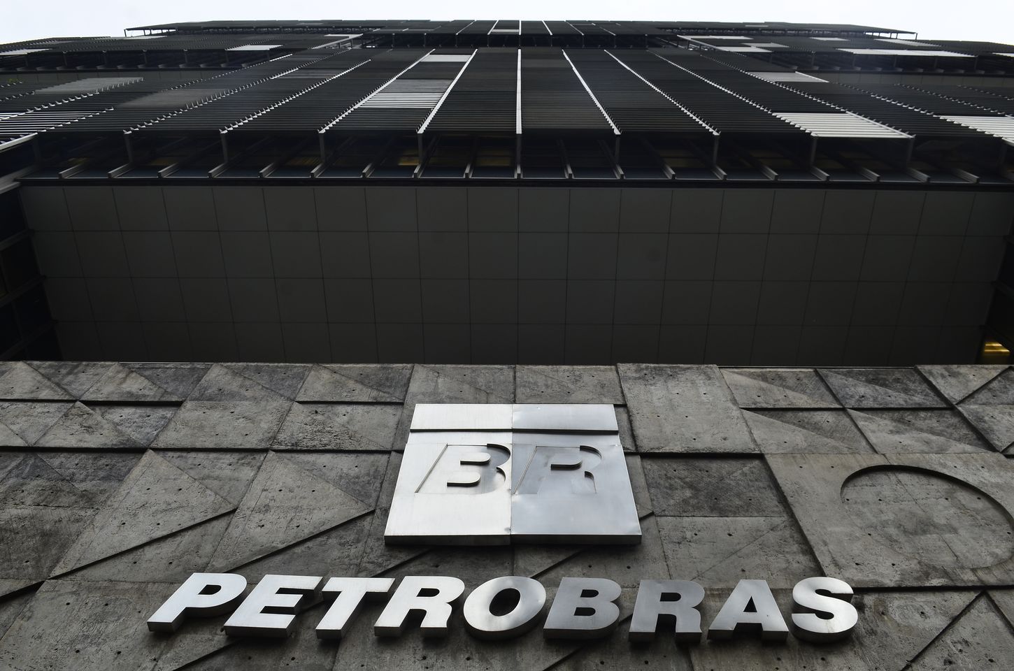 Petrobras reduz preço da gasolina para distribuidoras em 5,2%