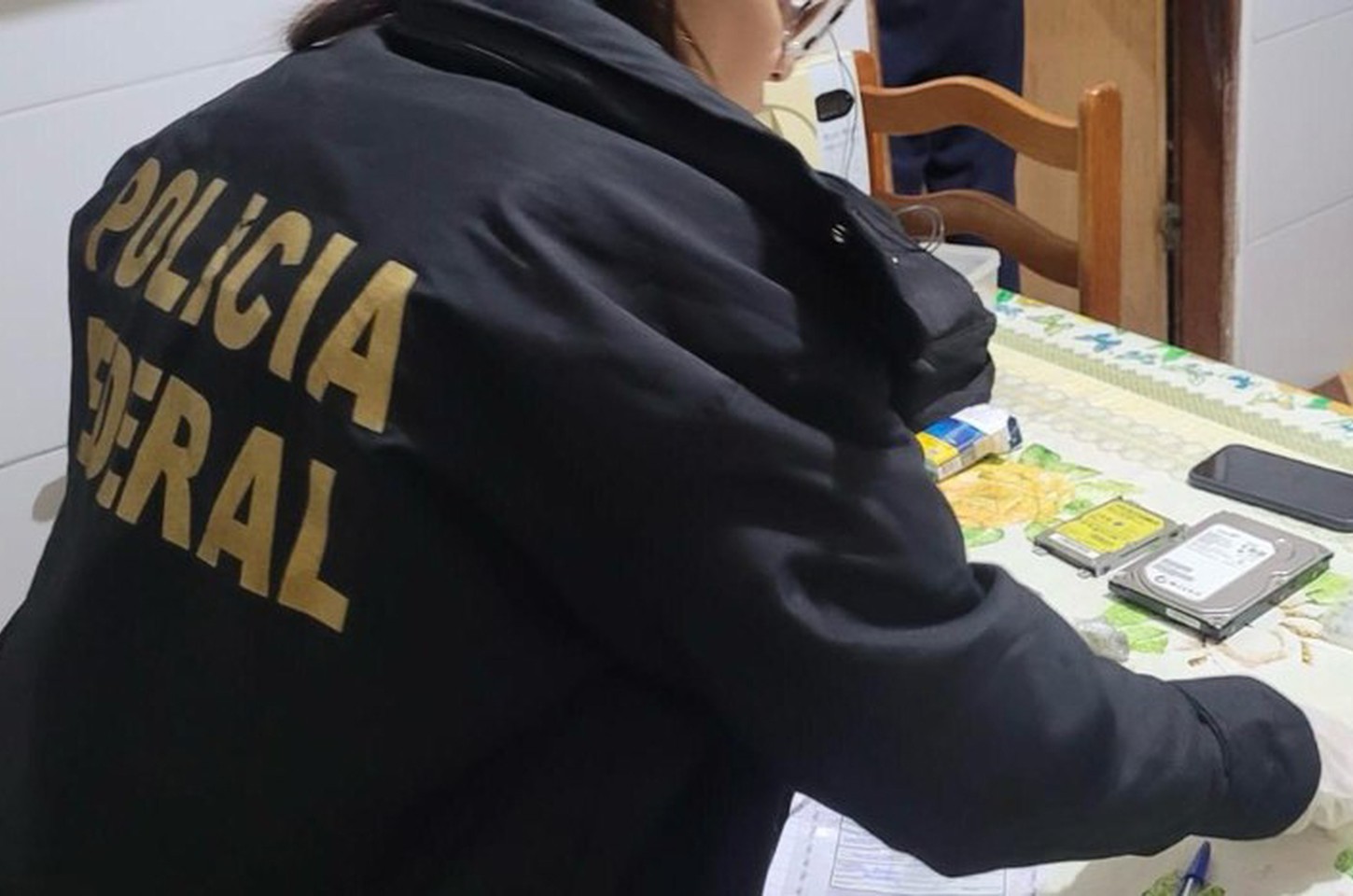 PF apreende celular e disco rígido em operação contra racismo e nazismo na internet