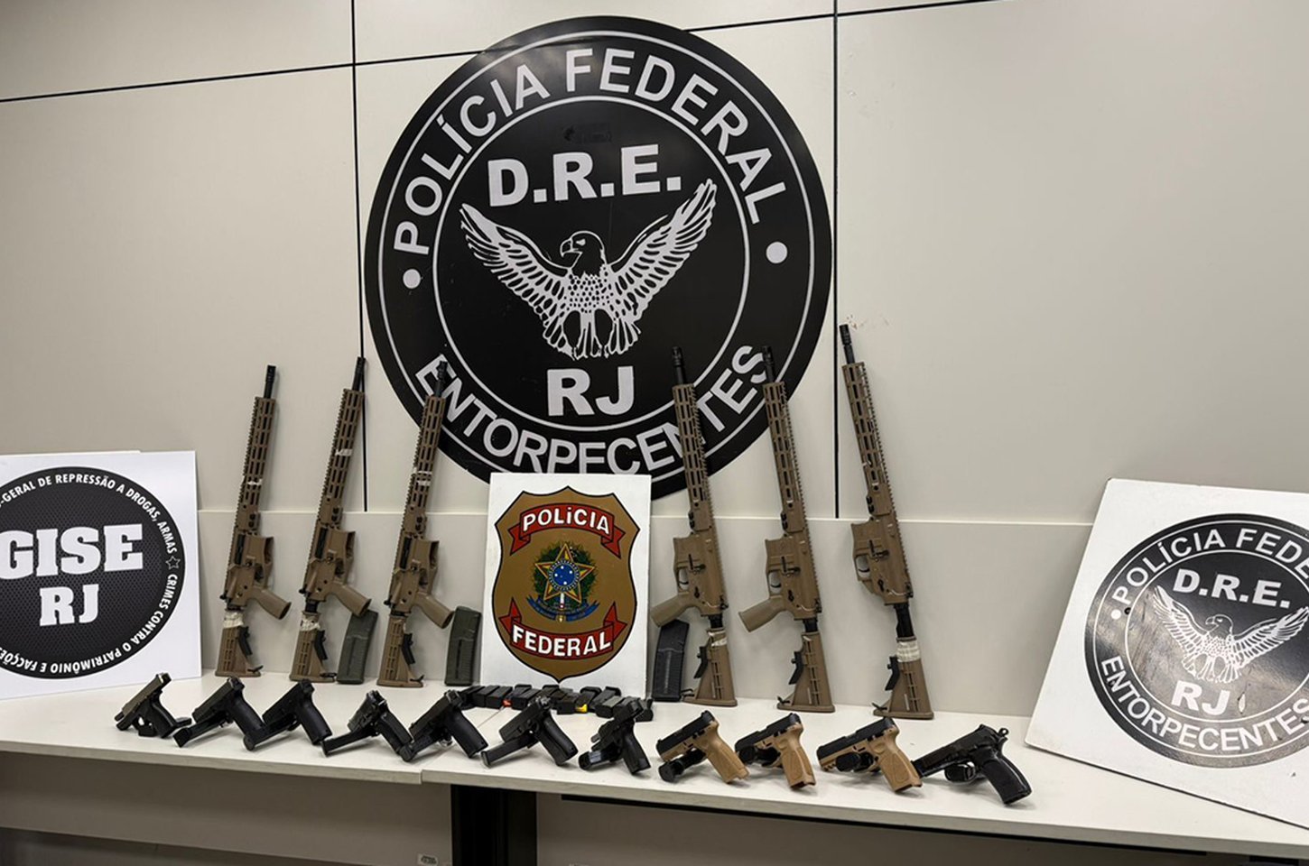 PF apreende fuzis e pistolas em barreiras na Via Dutra no sul fluminense