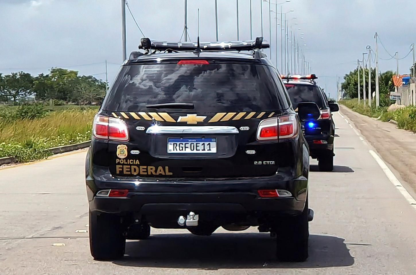 PF prende sete PMs do Rio em operação contra milícias e facções