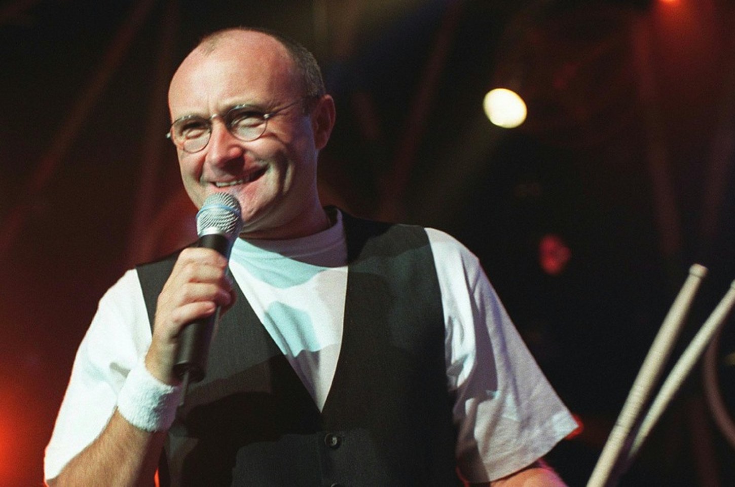 Phil Collins revela batalha contra lesões e vícios em entrevista rara