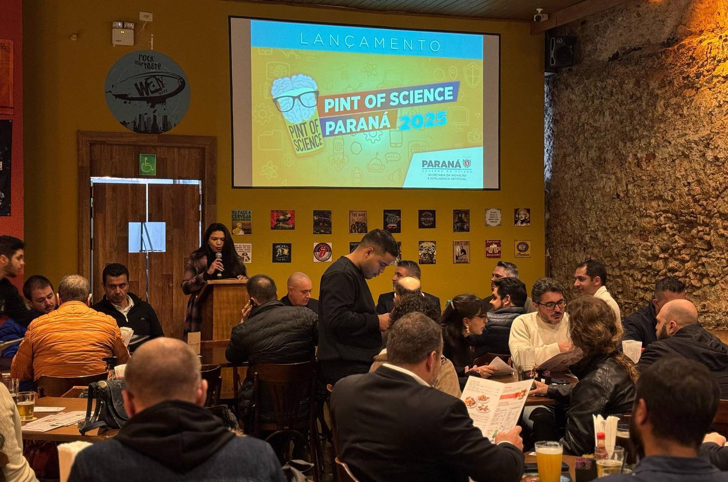 Pint Of Science leva ciência e inteligência artificial aos bares do Paraná em maio