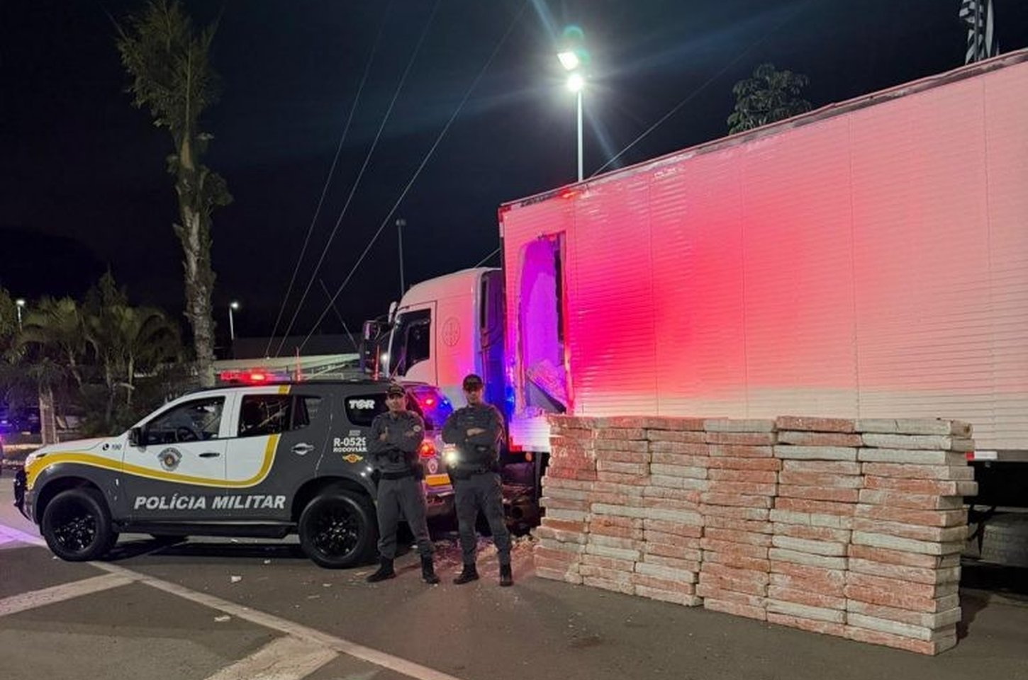 PM apreende 1,5 tonelada de maconha em caminhão na Rodovia Raposo Tavares, em Angatuba