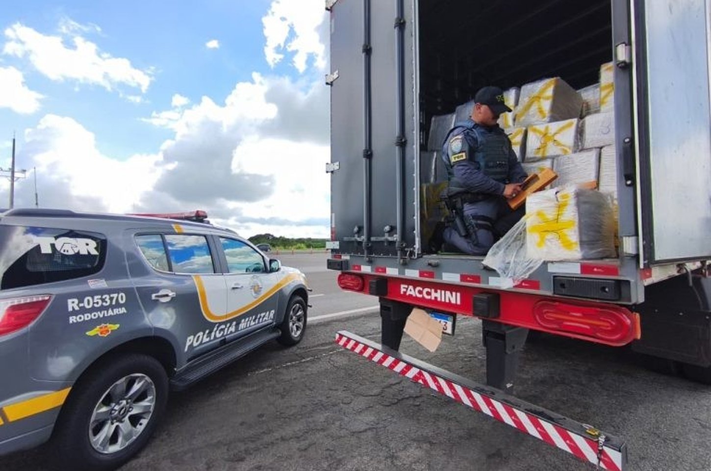 PM apreende quase uma tonelada de maconha escondida em óleo vegetal