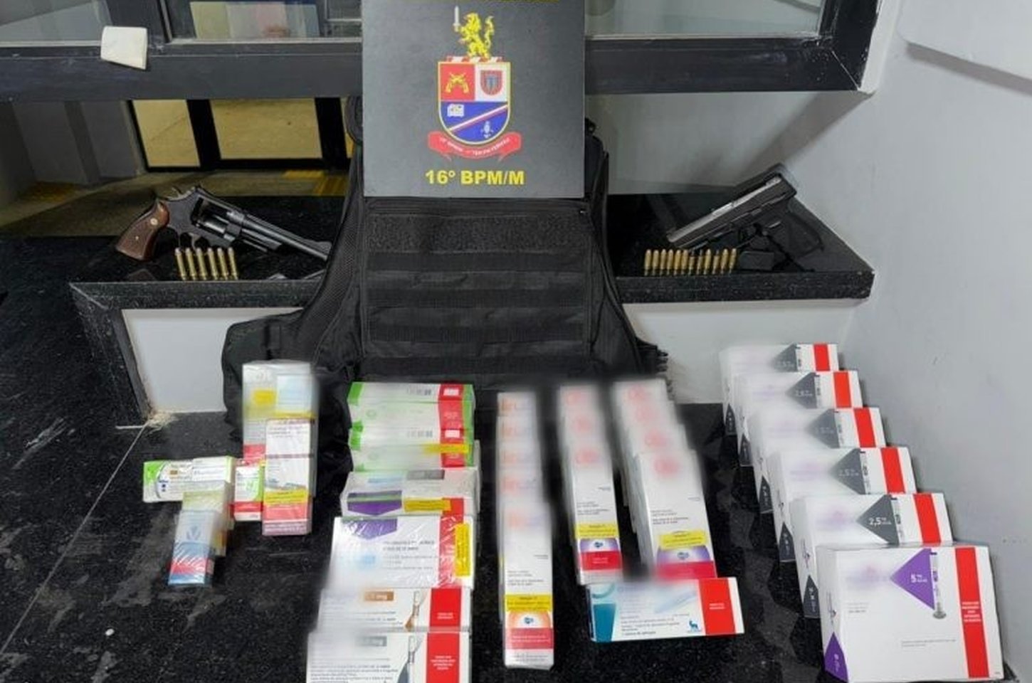 PM recupera medicamentos de R$ 22,8 mil e prende dupla em roubo a farmácia