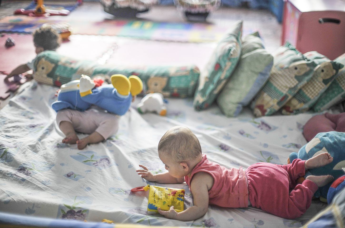 Pobreza prejudica desenvolvimento motor de bebês, aponta estudo da UFSCar