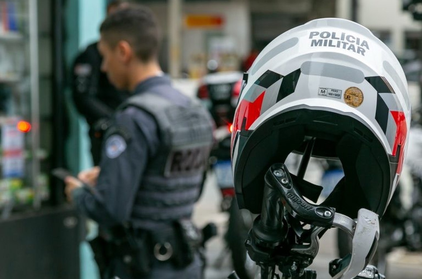 Polícia apreende 6 kg de cocaína e prende cinco bolivianos em ônibus no Brás