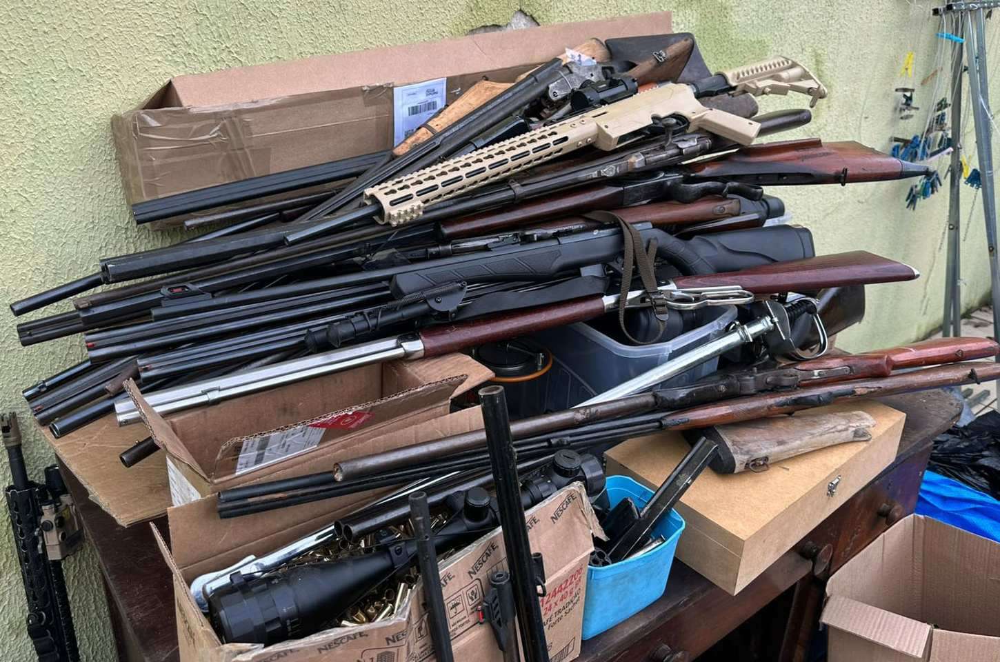 Polícia prende homem por comércio ilegal de armas em Curitiba