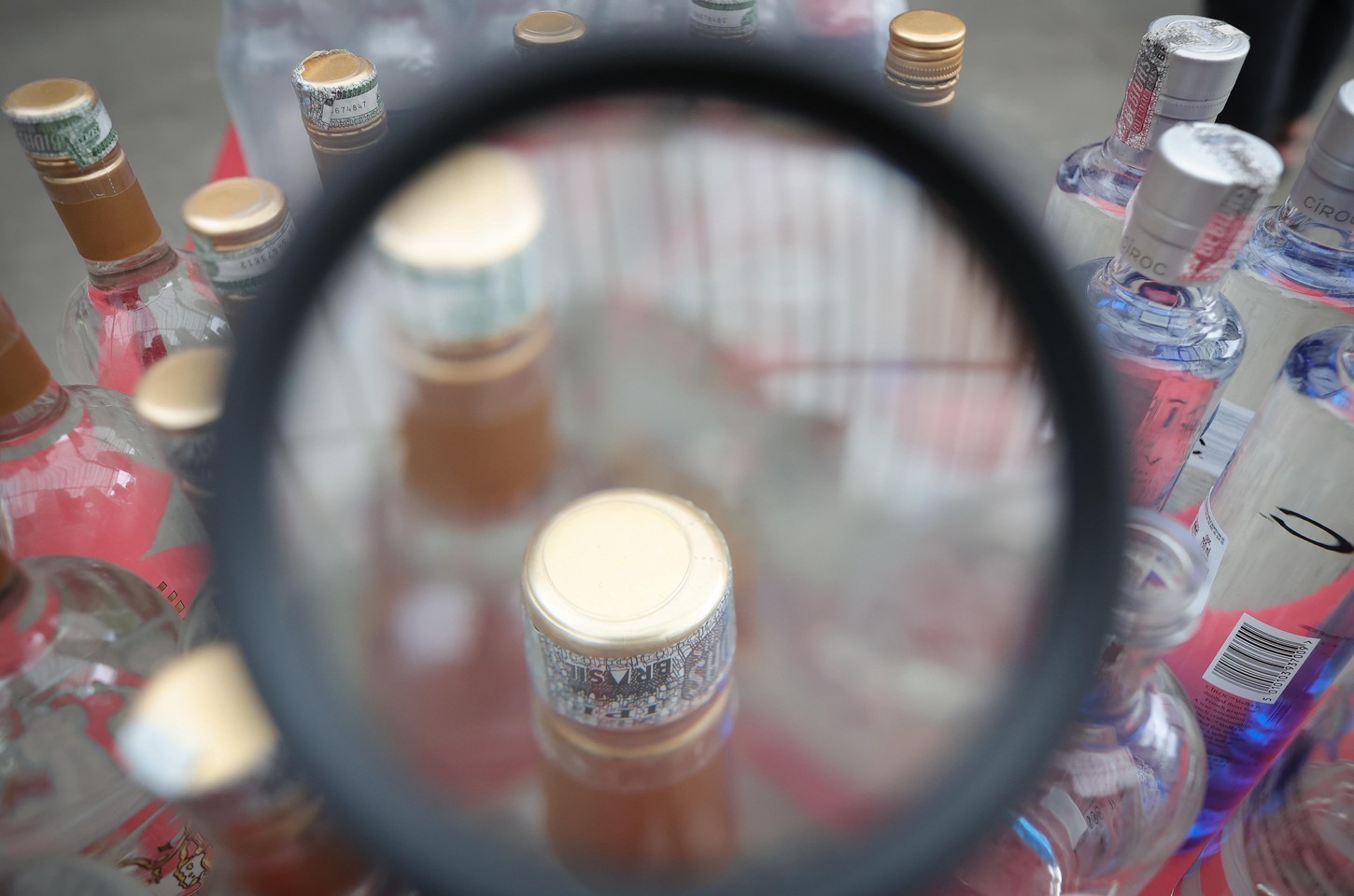 Polícia prende suspeitos de falsificar bebidas alcoólicas em Rio Claro