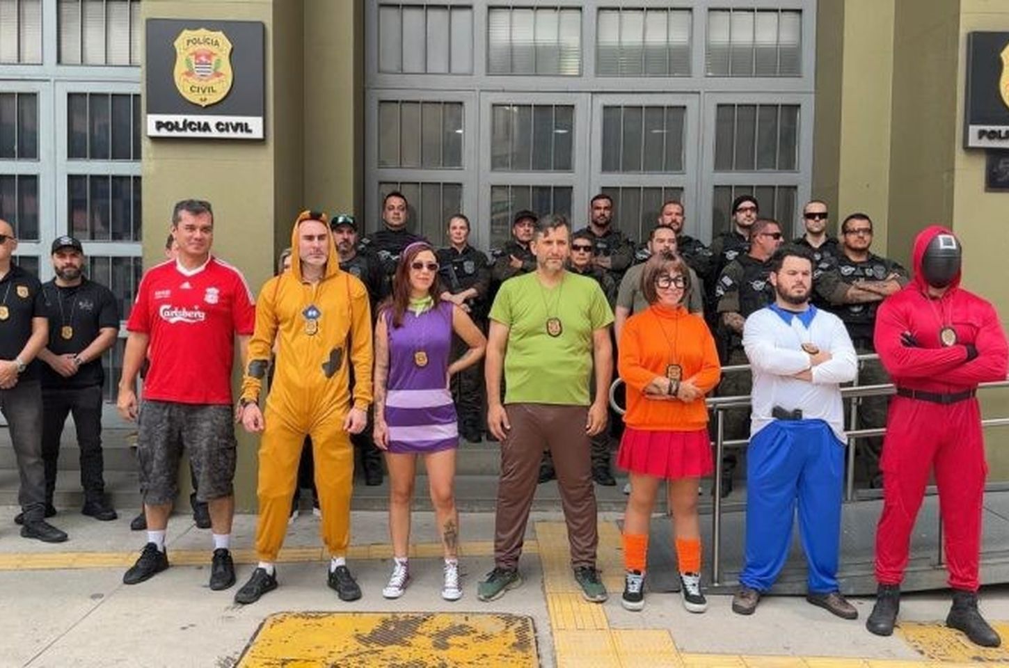 Policiais fantasiados garantem segurança no Carnaval de São Paulo
