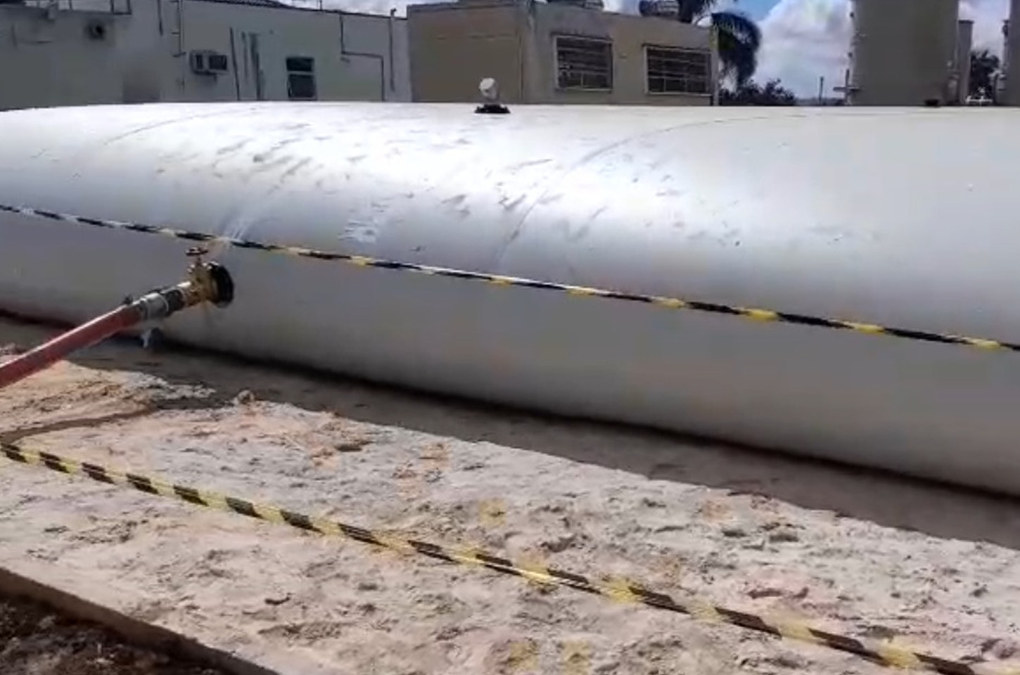 Pontal do Paraná recebe 'colchão d'água' gigante para reforçar abastecimento no litoral