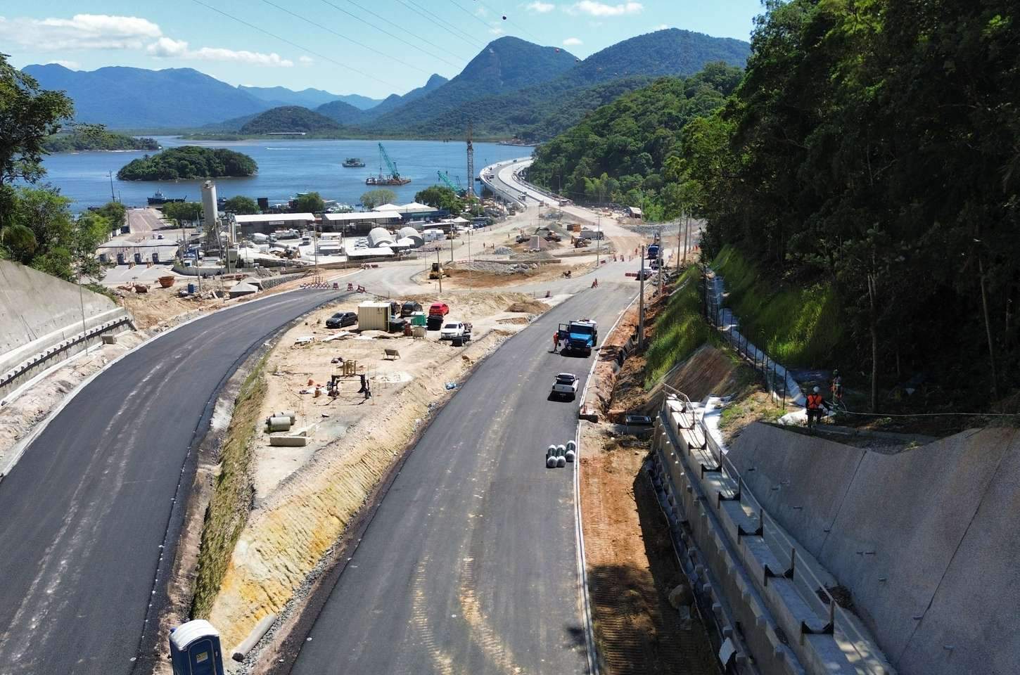 Ponte de Guaratuba entra na reta final com aplicação de asfalto