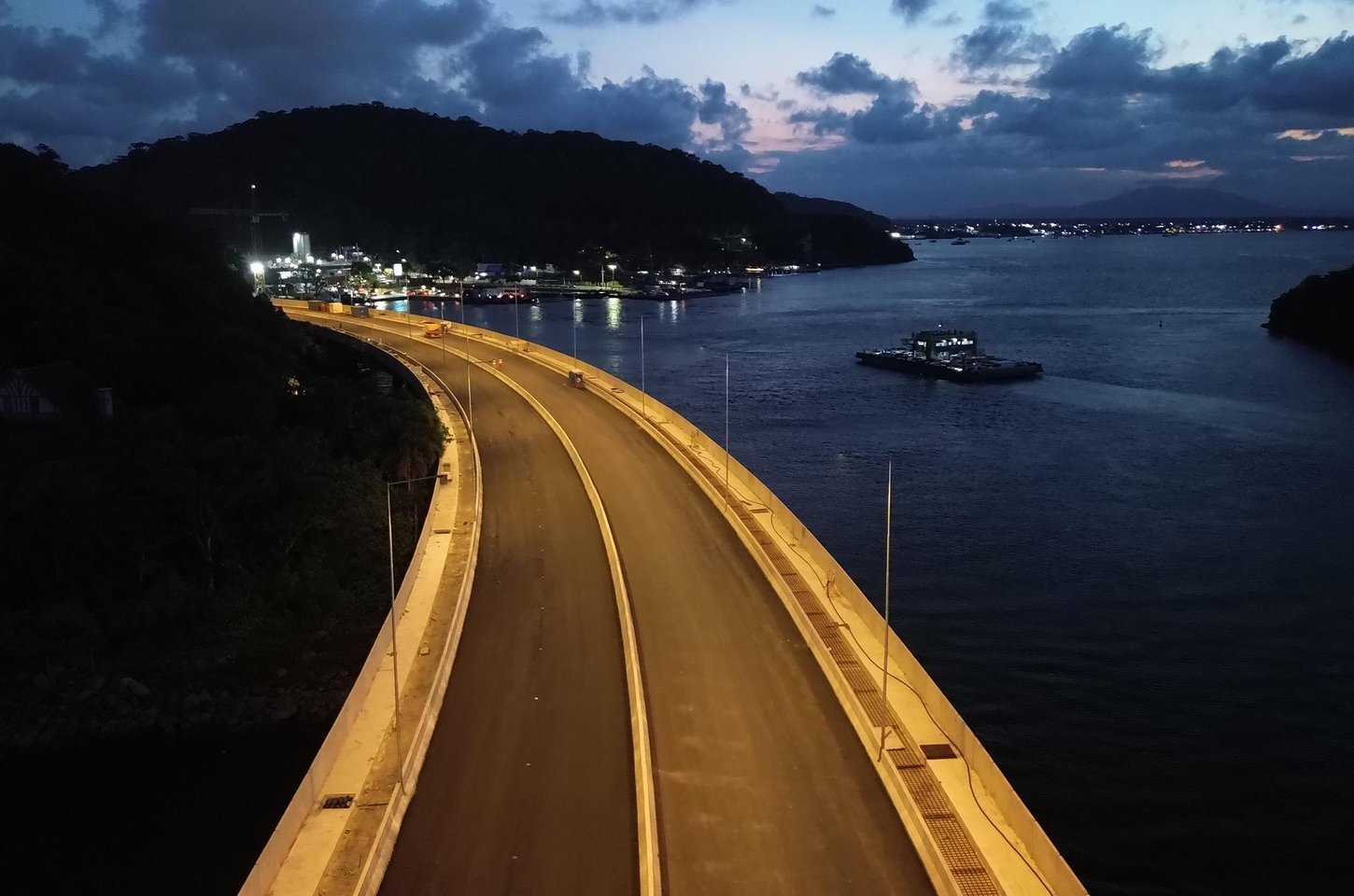 Ponte de Guaratuba ganha iluminação noturna em fase final da obra