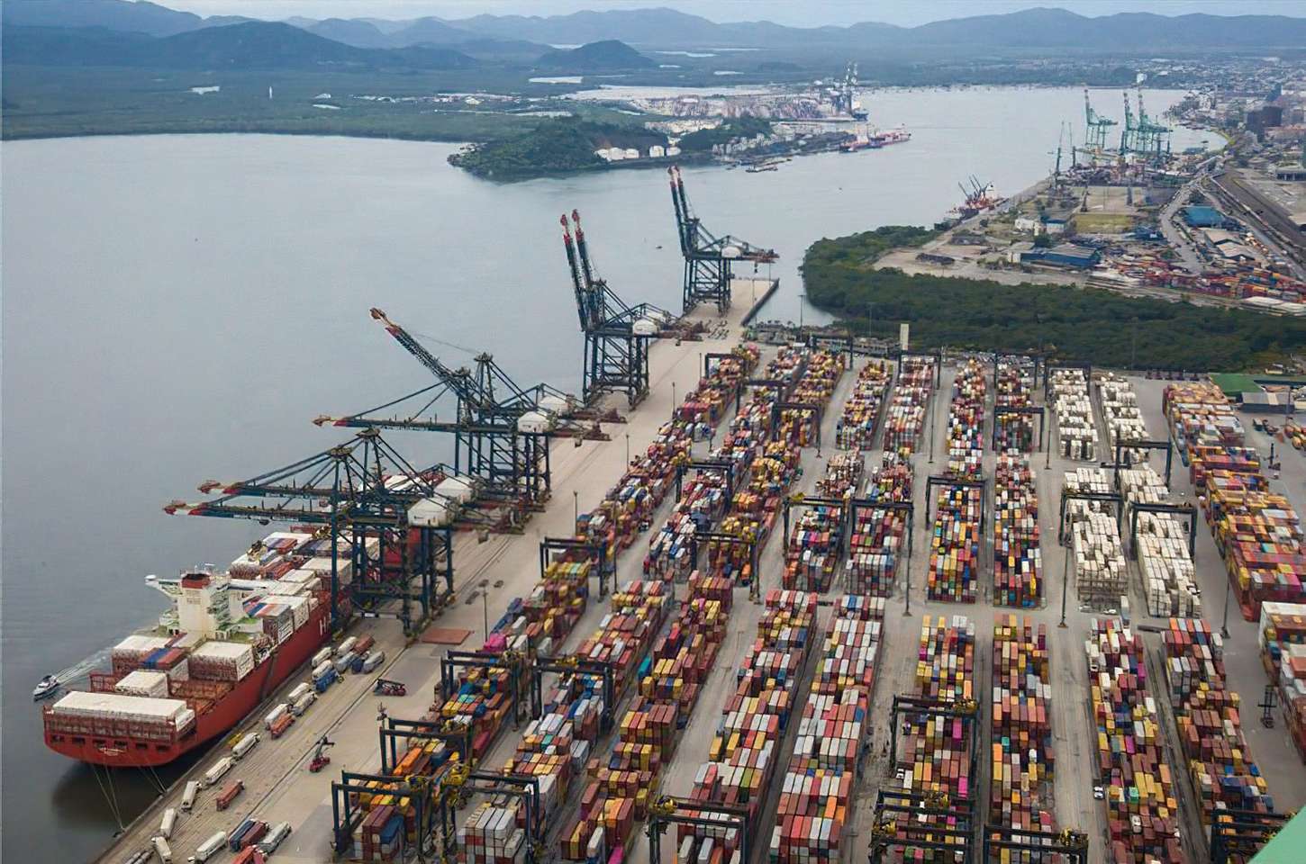 Porto de Santos prioriza navios de combustível para evitar desabastecimento