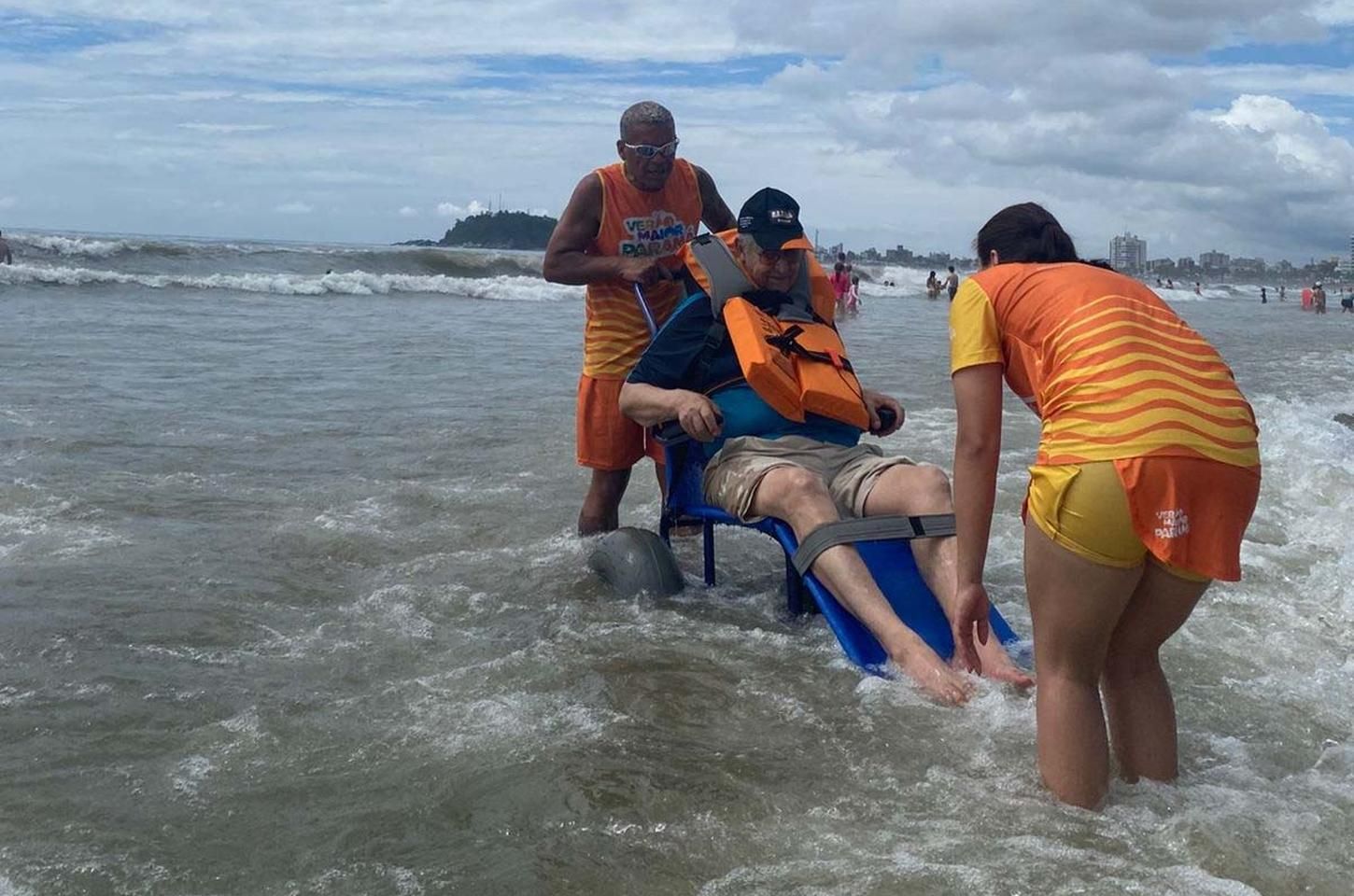 Praia acessível inicia temporada com recorde de atendimentos no Paraná