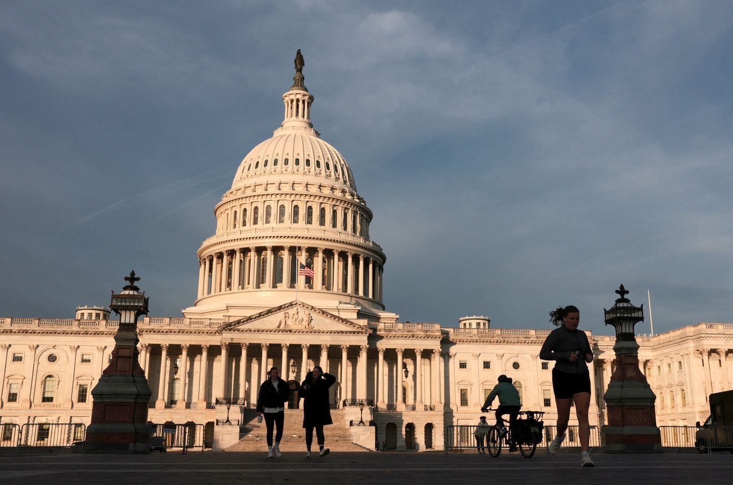 Prazo da guerra de Trump contra o Irã se aproxima do limite legal