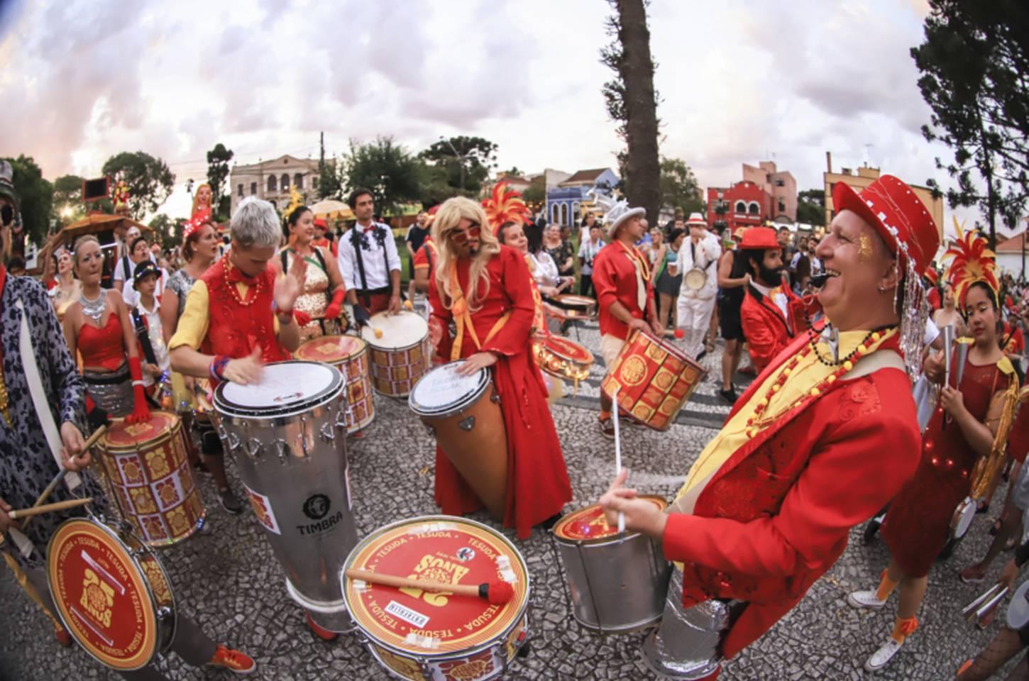Pré-carnaval de Curitiba aquece economia e atrai multidões às ruas