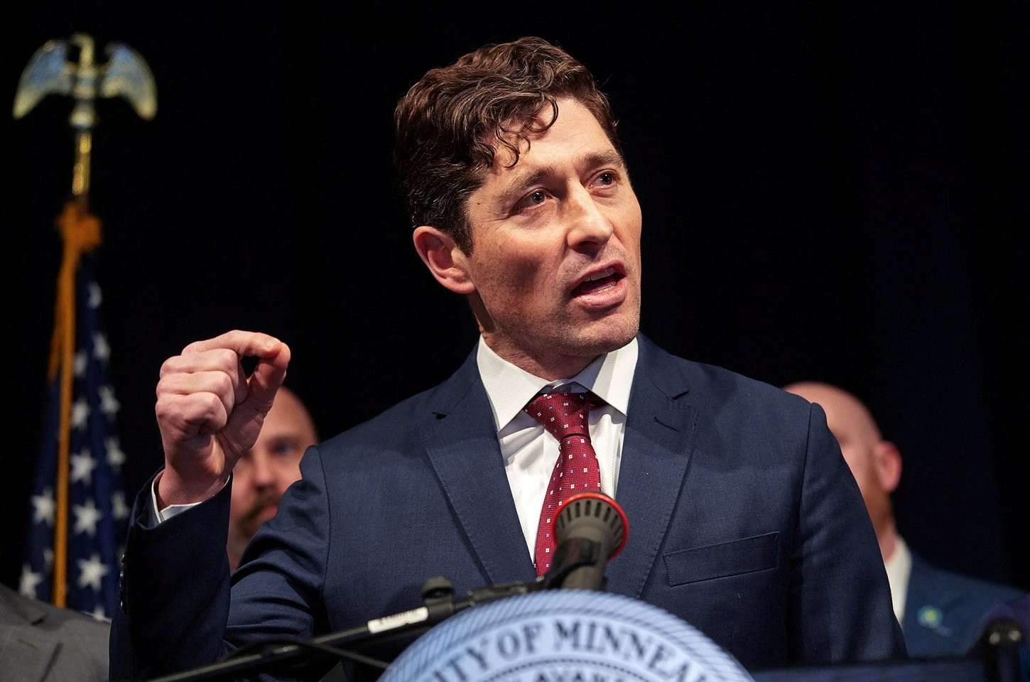 Prefeito de Minneapolis anuncia retirada parcial de agentes do ICE da cidade