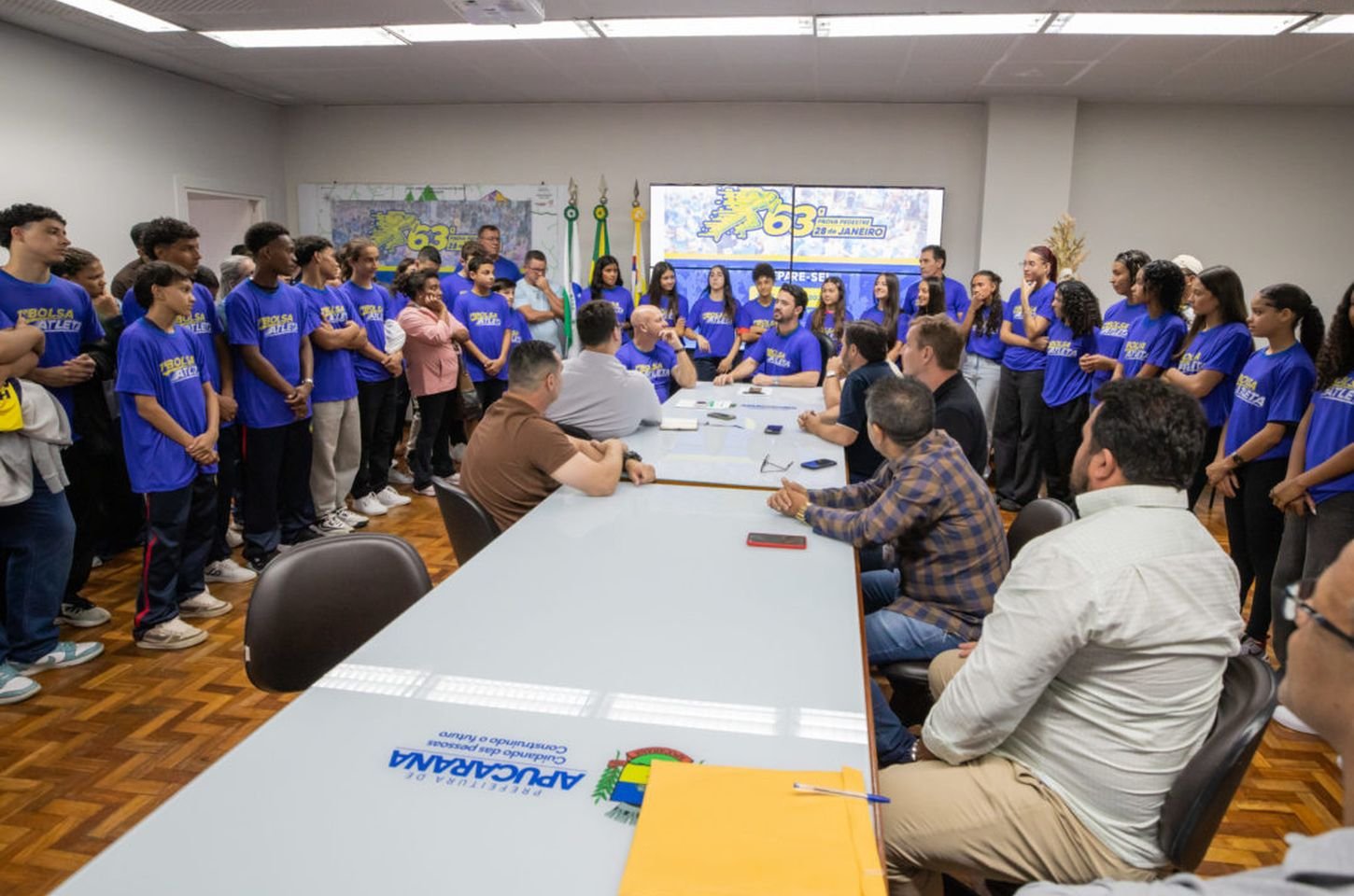 Prefeito entrega primeira bolsa atleta municipal para 42 jovens de Apucarana