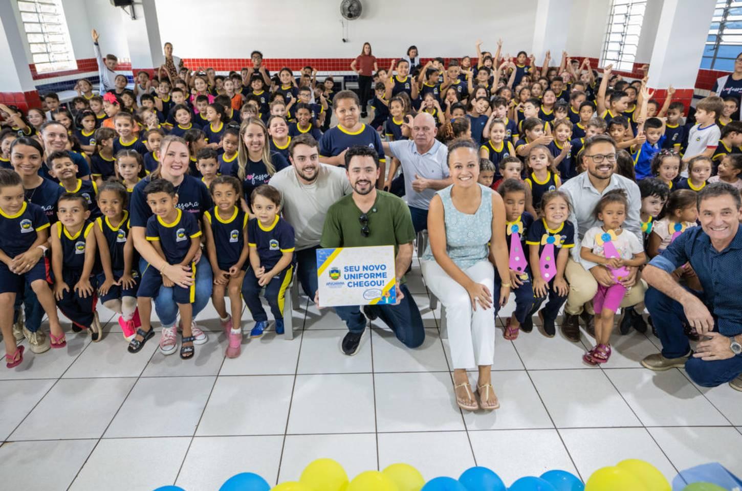 Prefeitura de Apucarana inicia entrega de uniformes escolares para mais de 13 mil alunos