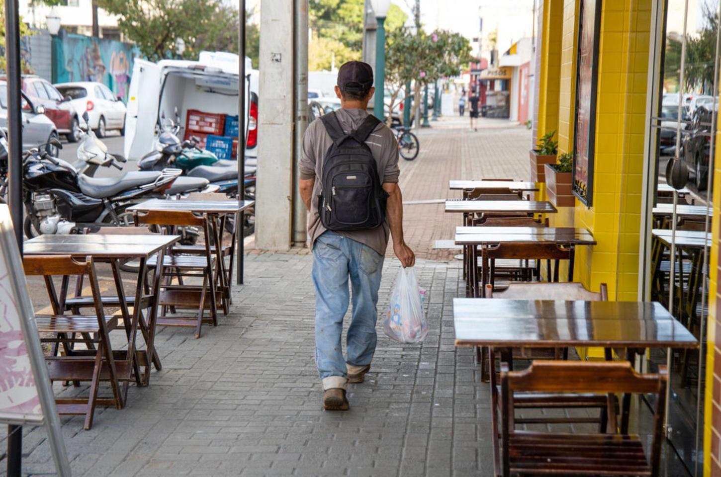 Prefeitura de Apucarana orienta comerciantes sobre uso das calçadas