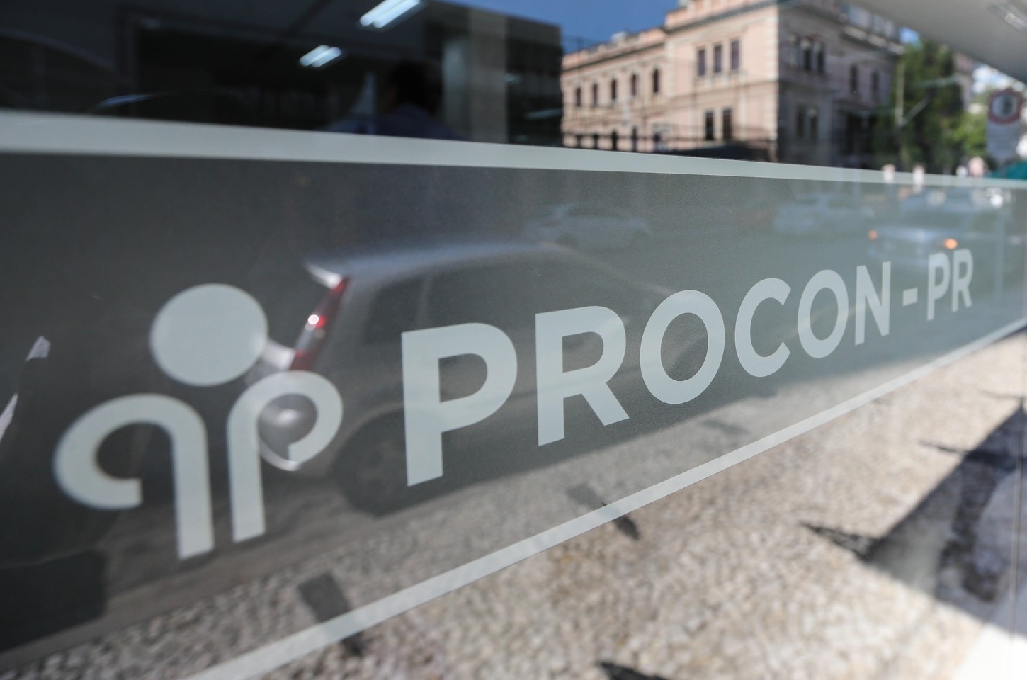 Procon-PR notifica plataformas de streaming sobre anúncios de jogos online