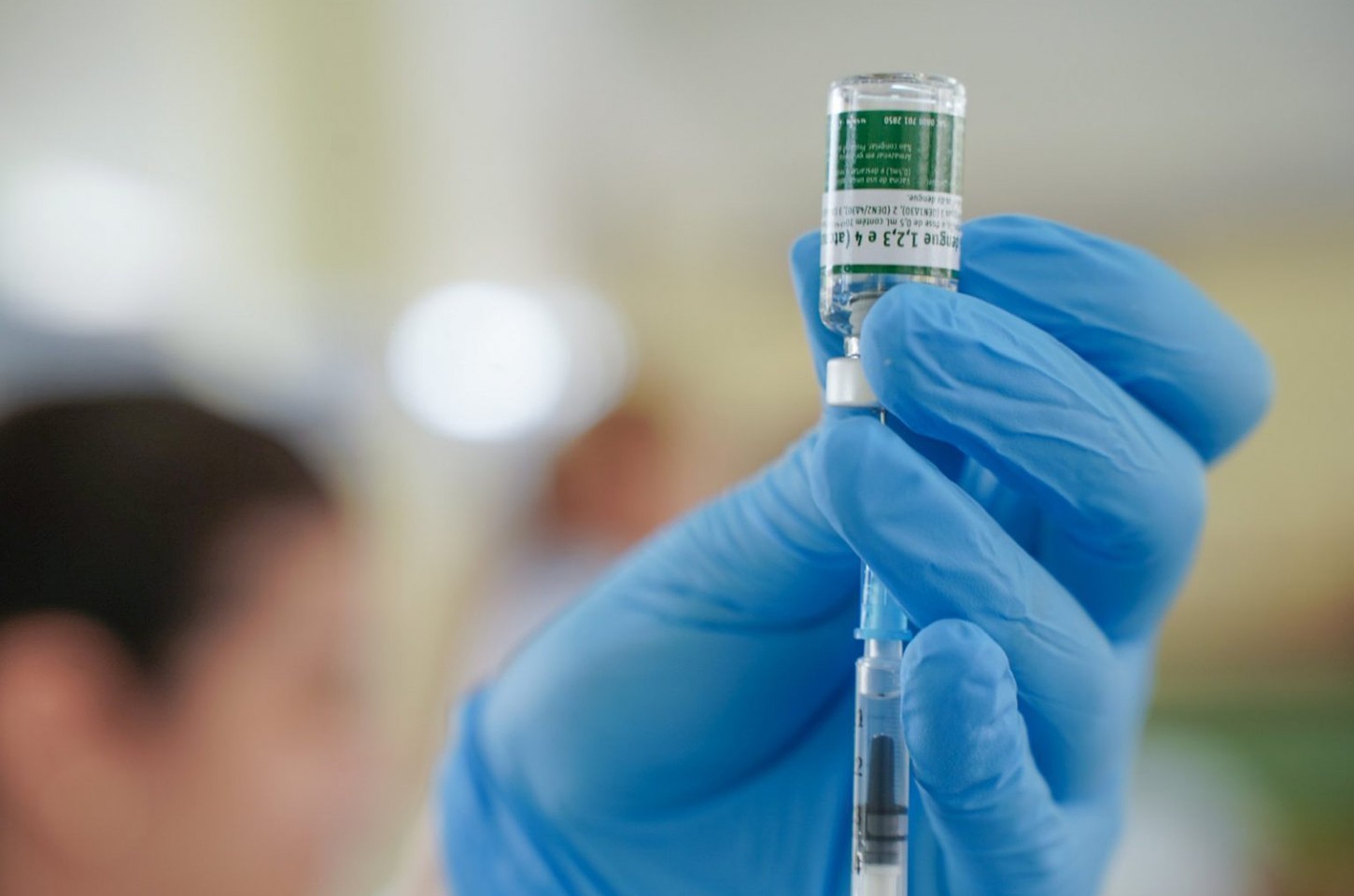 Profissionais do SUS começam a receber vacina contra dengue do Butantan