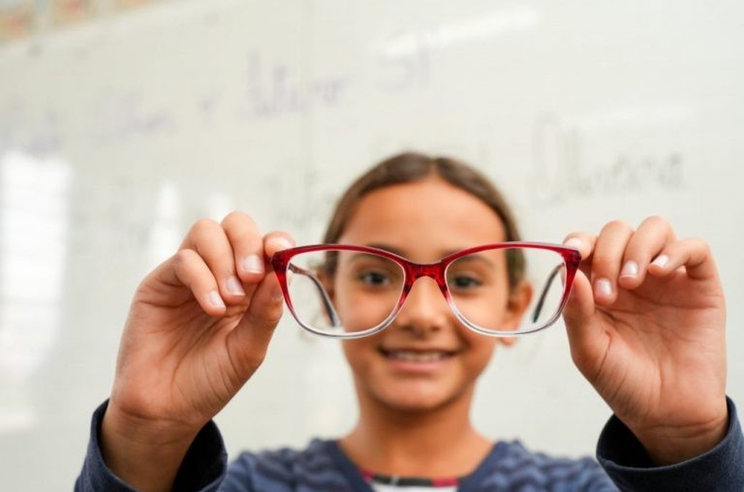 Projeto Olhar o Futuro SP entrega óculos gratuitos a alunos da rede estadual