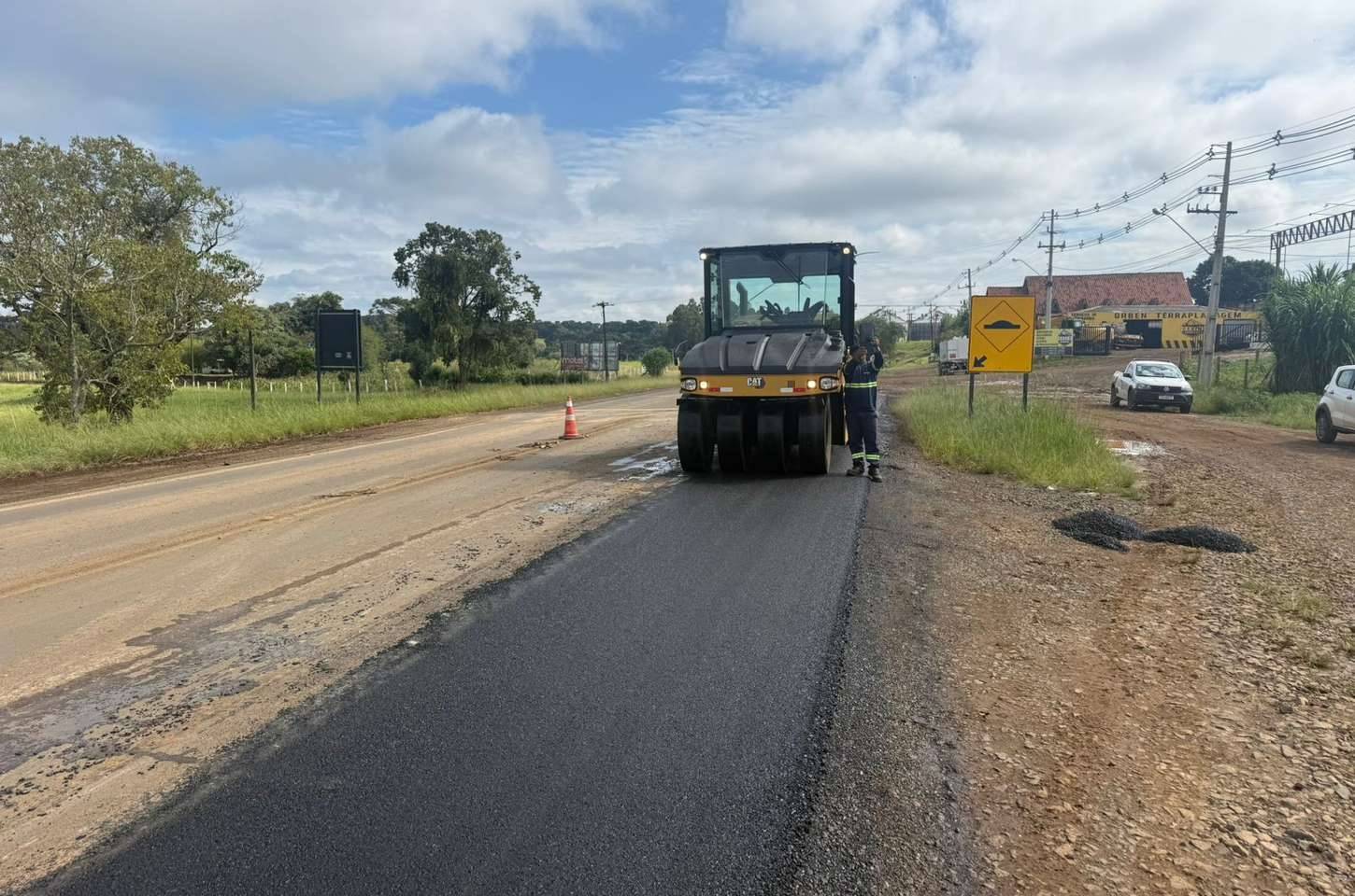 ProMAC avança com recuperação de acostamentos na PR-170 em Pinhão