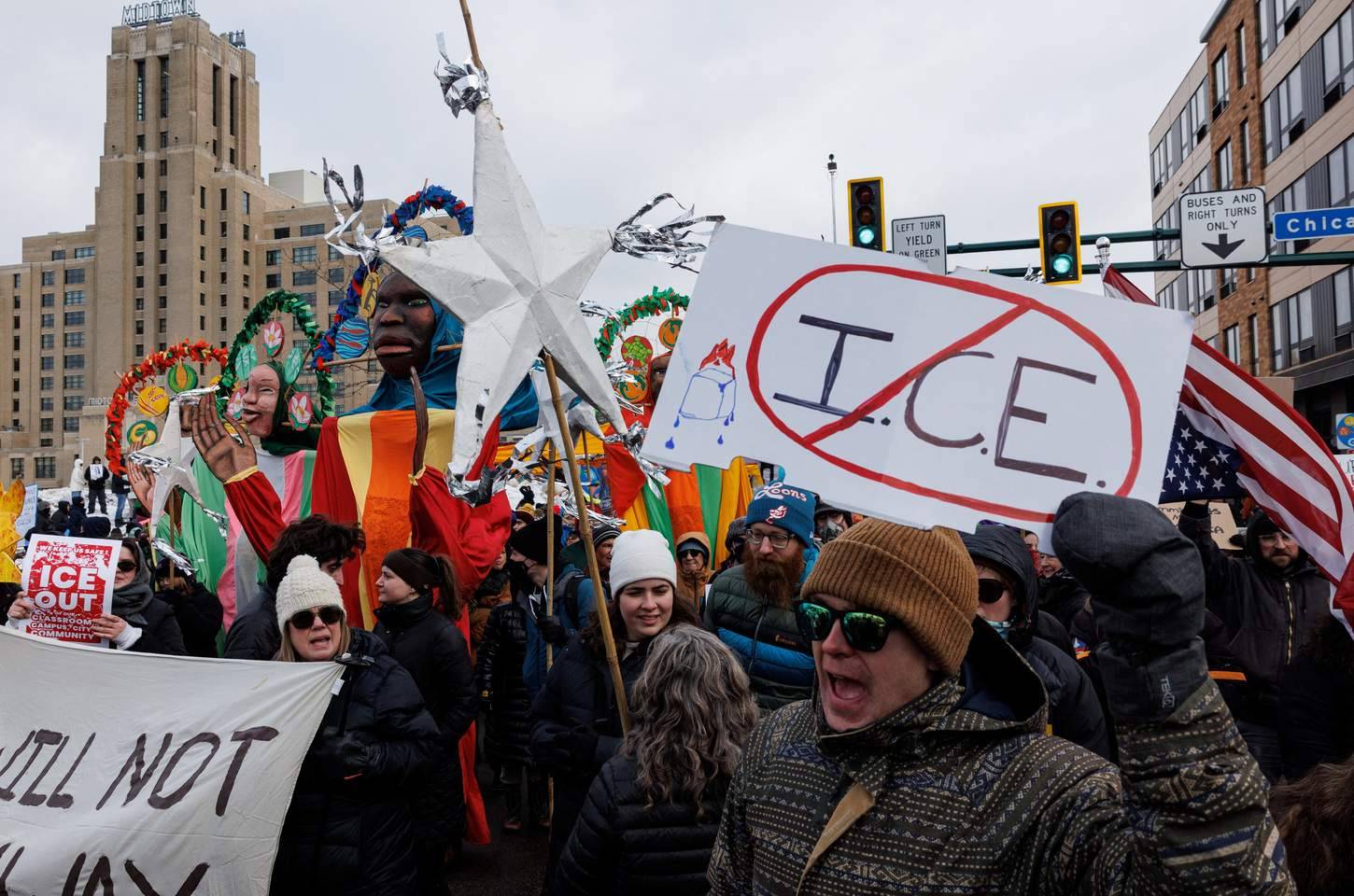 Protestos nos EUA questionam métodos agressivos do ICE após morte de cidadã
