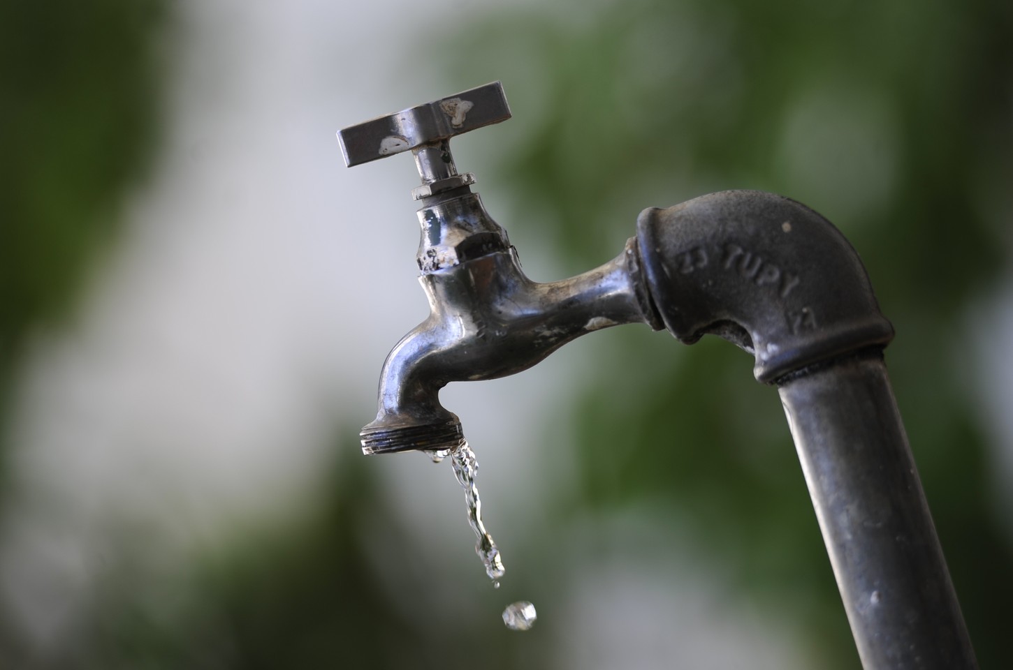 Queda de égua em adutora afeta abastecimento de água em mais de 300 bairros de BH e região metropolitana