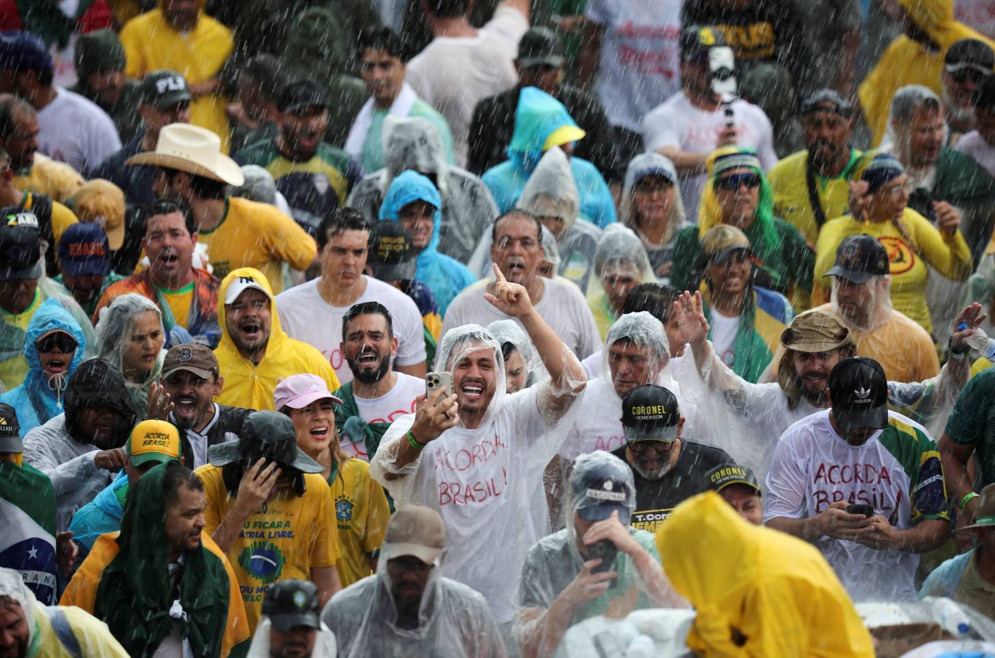 Raio atinge manifestantes em Brasília e deixa dezenas de feridos