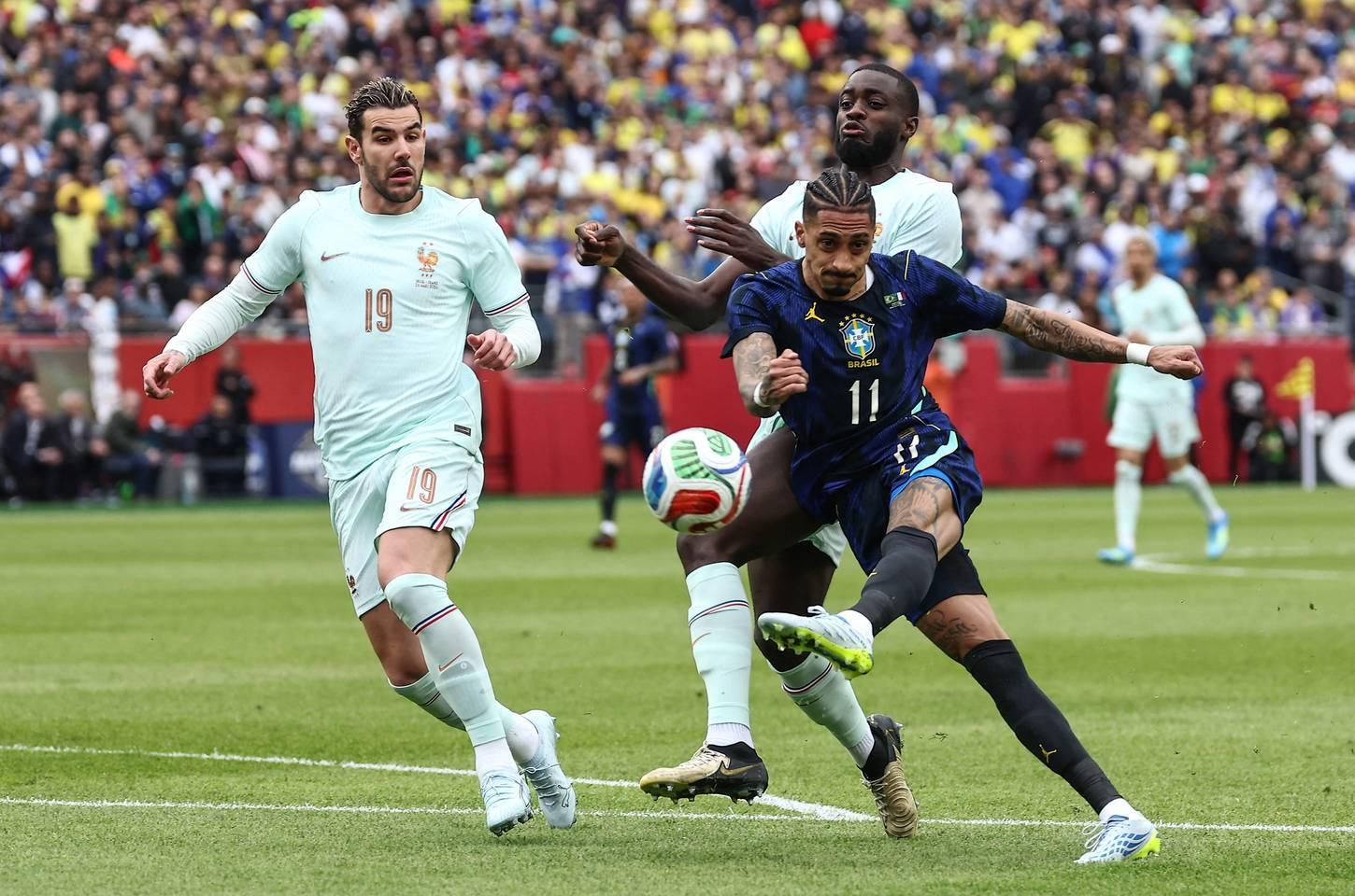 Raphinha e Wesley são desconvocados da seleção brasileira