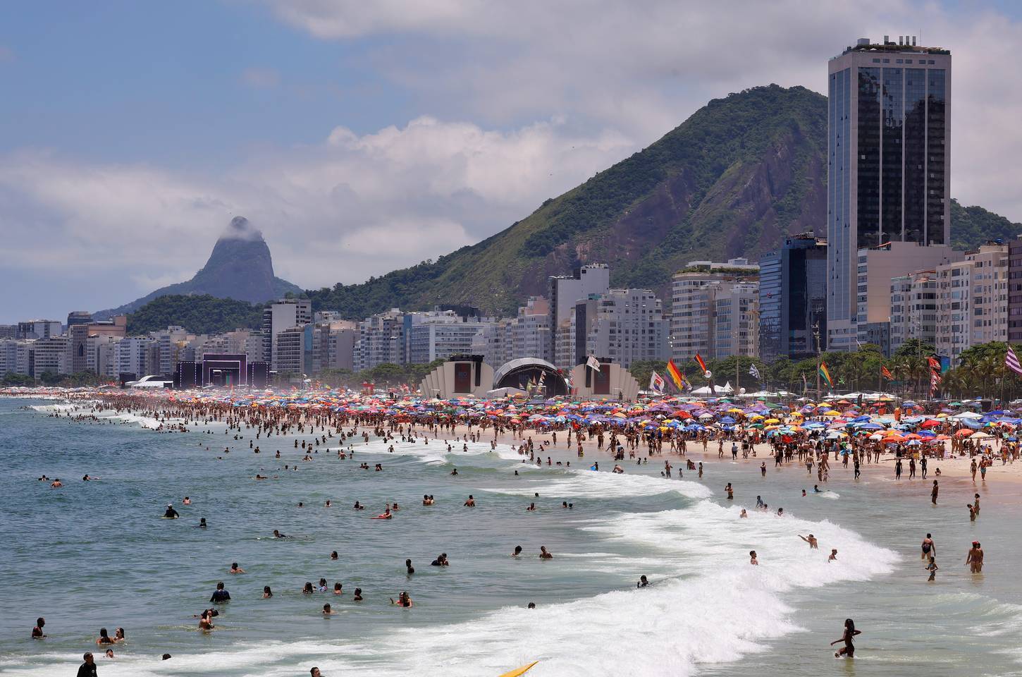 Ressaca no Rio leva a mais de mil salvamentos em praias em dois dias