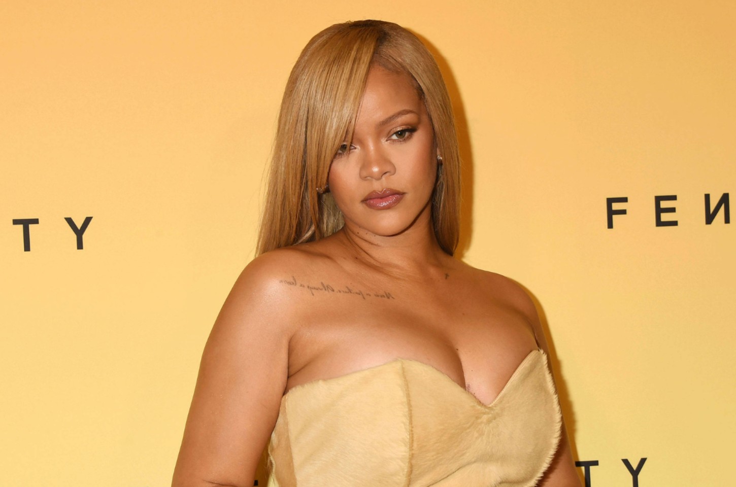 Rihanna recebe pedido para sentar durante show de Mariah Carey