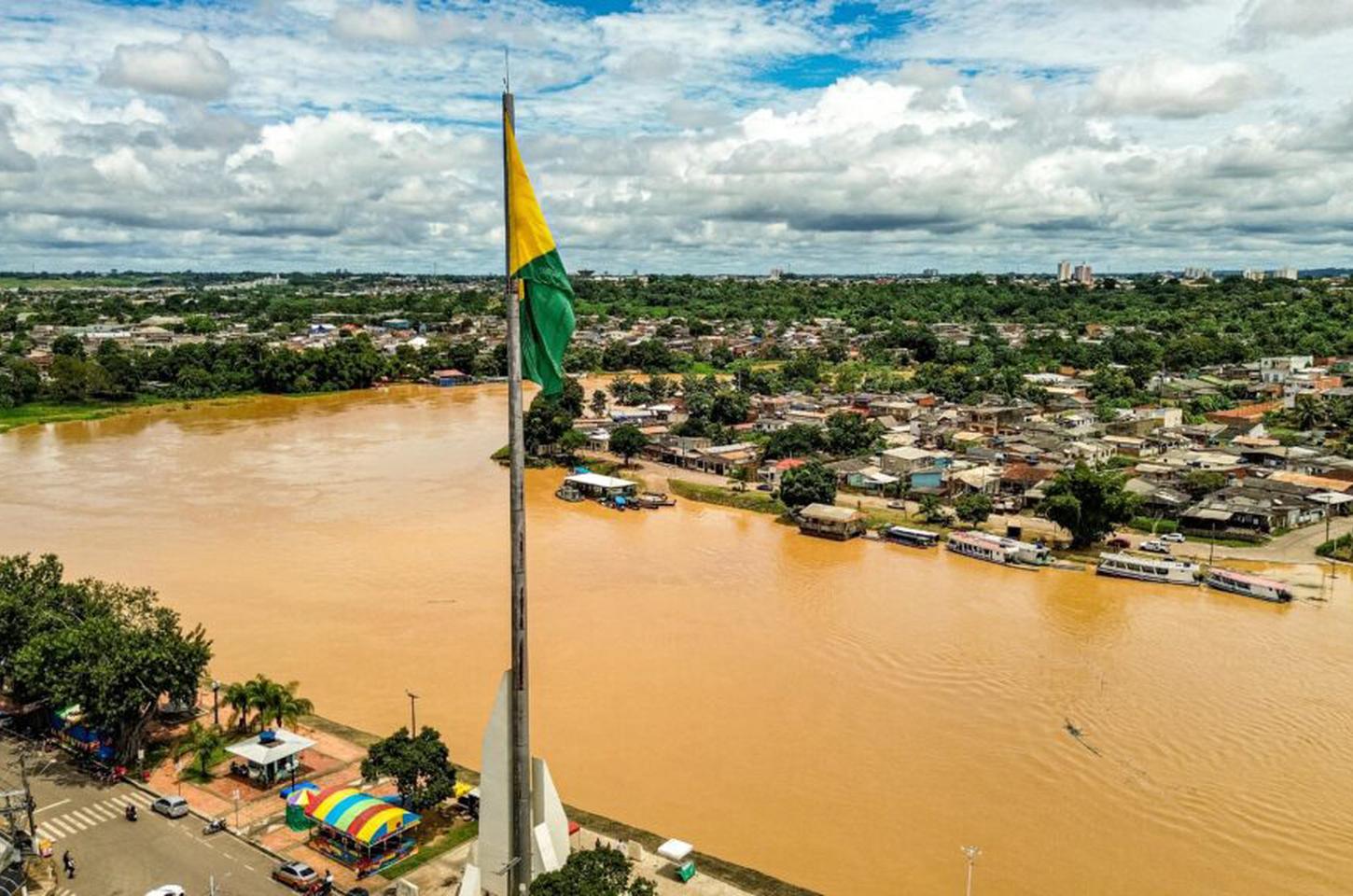 Rio Acre ultrapassa cota de inundação em Rio Branco