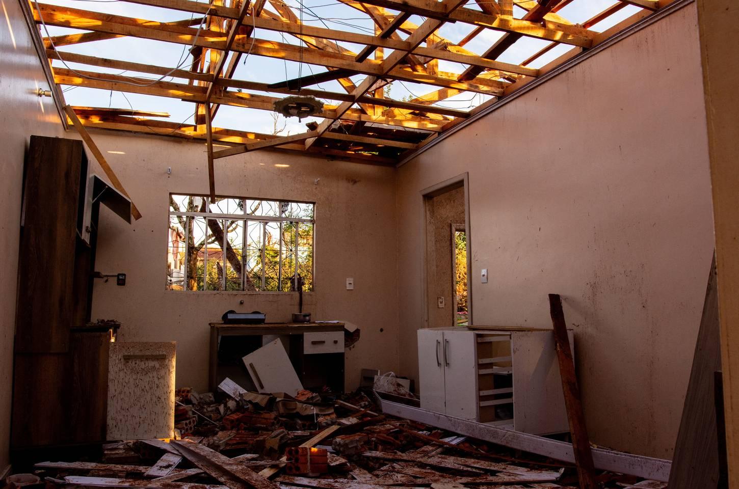 Rio Bonito do Iguaçu tenta recomeçar após tornado devastador