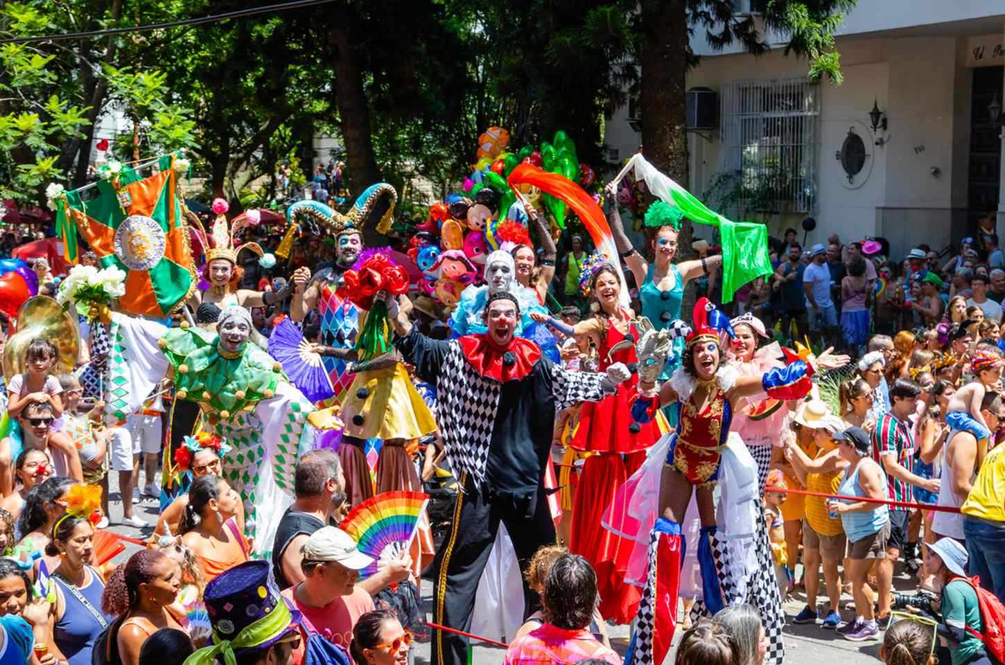 Rio de Janeiro tem 56 blocos oficiais neste domingo de carnaval