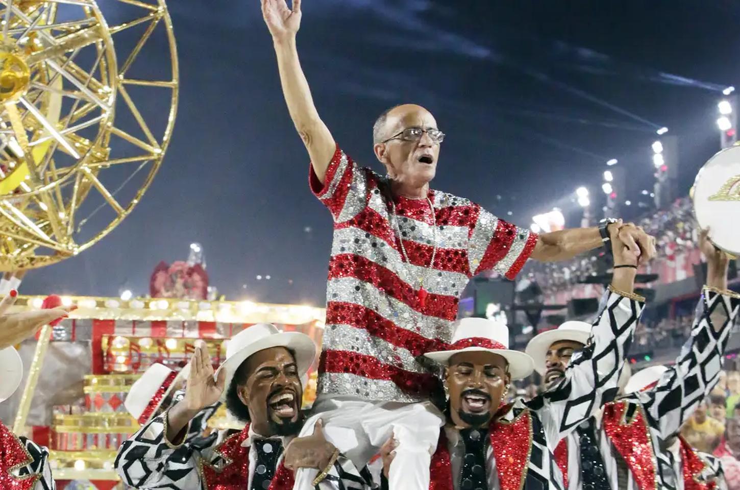 Rio se despede do carnaval com desfile das campeãs no sambódromo