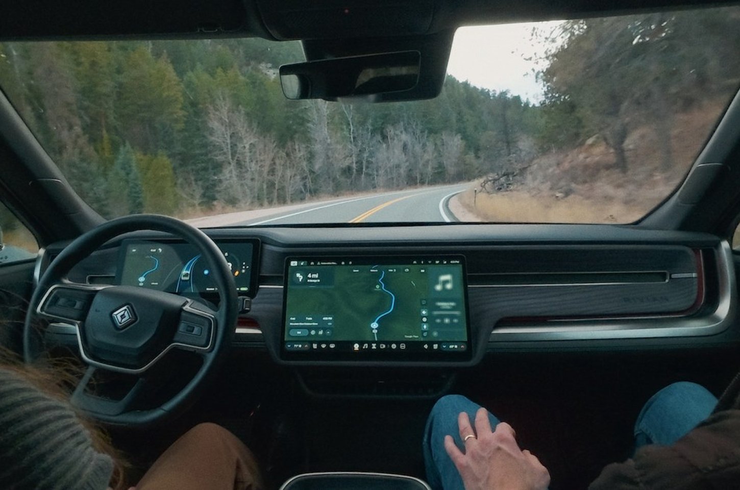 Rivian expande direção autônoma com novo software, mas riscos persistem