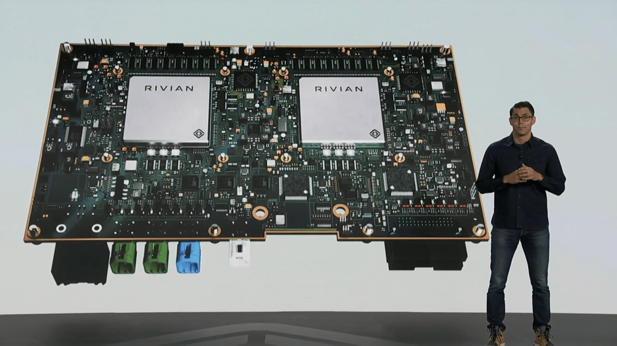 Rivian revela chip próprio e plano de expansão de direção autônoma até 2026