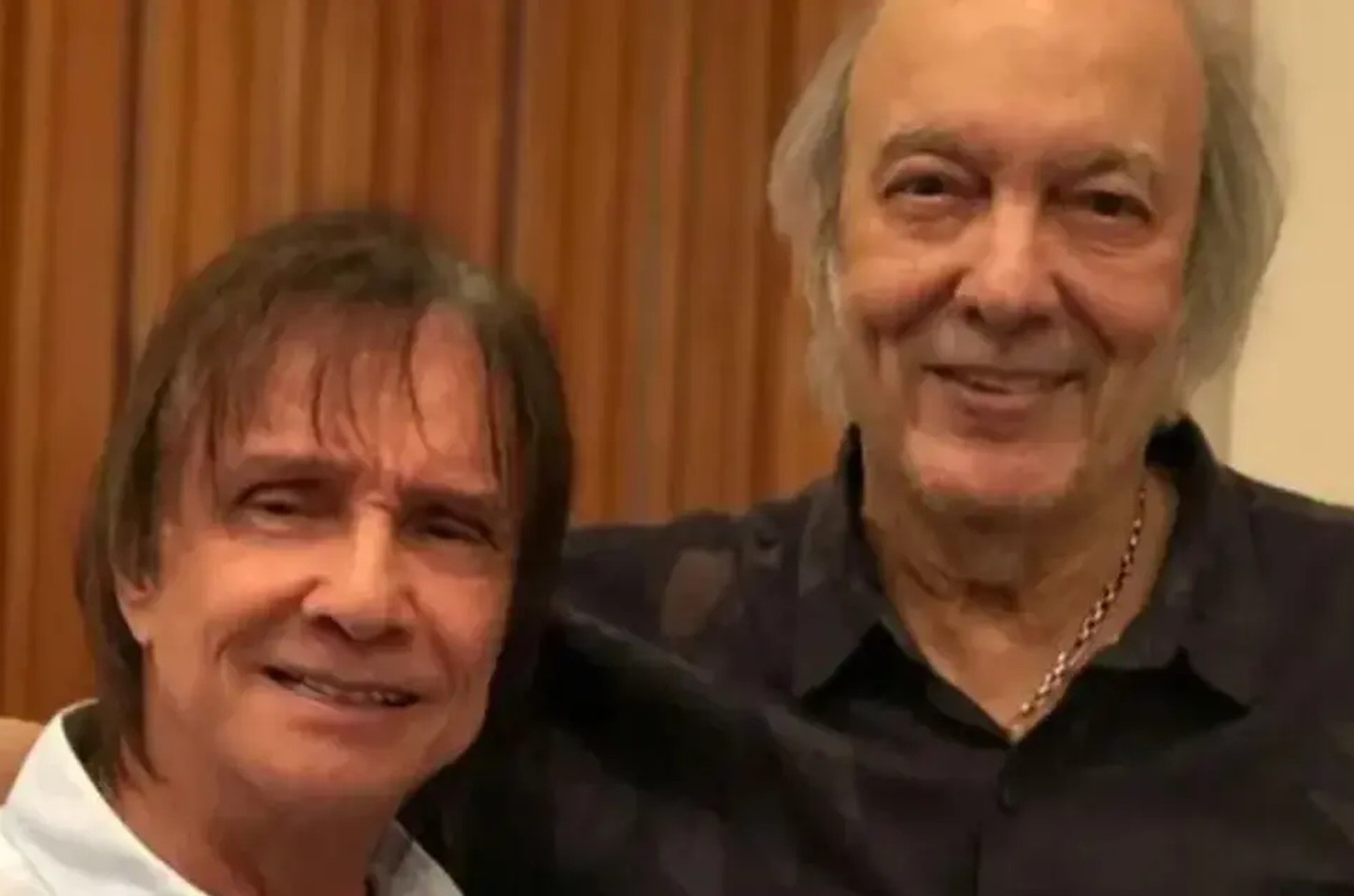 Roberto Carlos homenageia Erasmo Carlos em especial de fim de ano