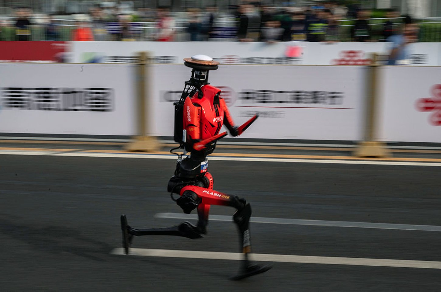 Robôs humanoides batem recorde humano em meia-maratona de Pequim